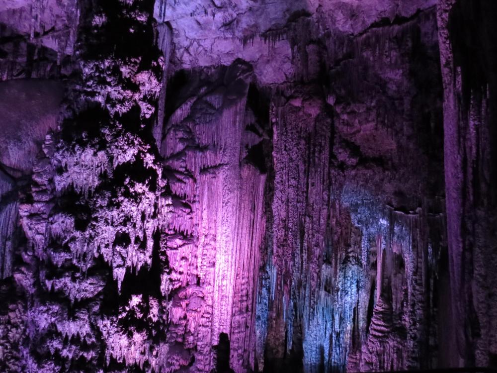 Tropfsteinhöhle auf Mallorca angestrahlt
